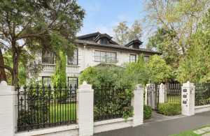 Apartment in Kew