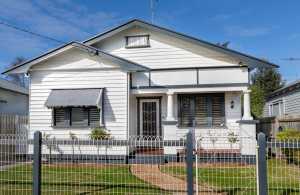 Cute weatherboard in Rippleside Cute weatherboard in Rippleside